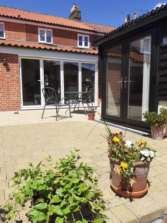 1 ivy cottages the street norton subcourse NR146RS room 2